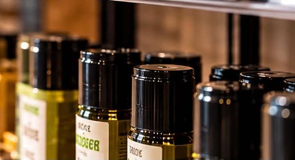 Flaschen sauber an der Regalfront ausgerichtet